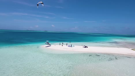 cometas con drones en el atolón de arena blanca, man kitesurf crystal caribbean sea, los roques