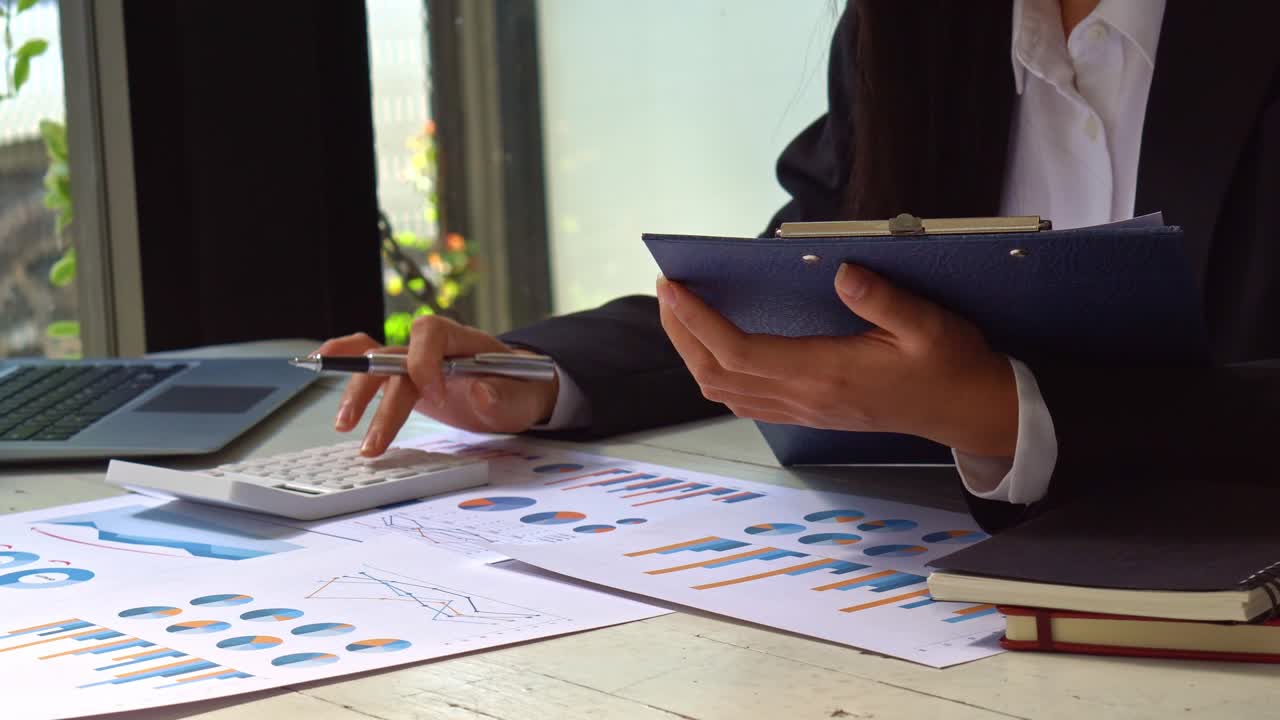empresario que trabaja en el gráfico financiero con una reunión de equipo de negocios y discutiendo planes de proyecto. hablar en la sala de reuniones inversores profesionales que trabajan en proyectos de negocios.