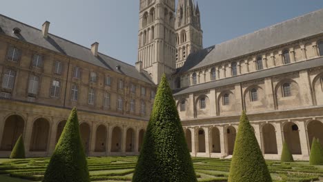hermosa vista del interior del patio de la abadía de los hombres en caen