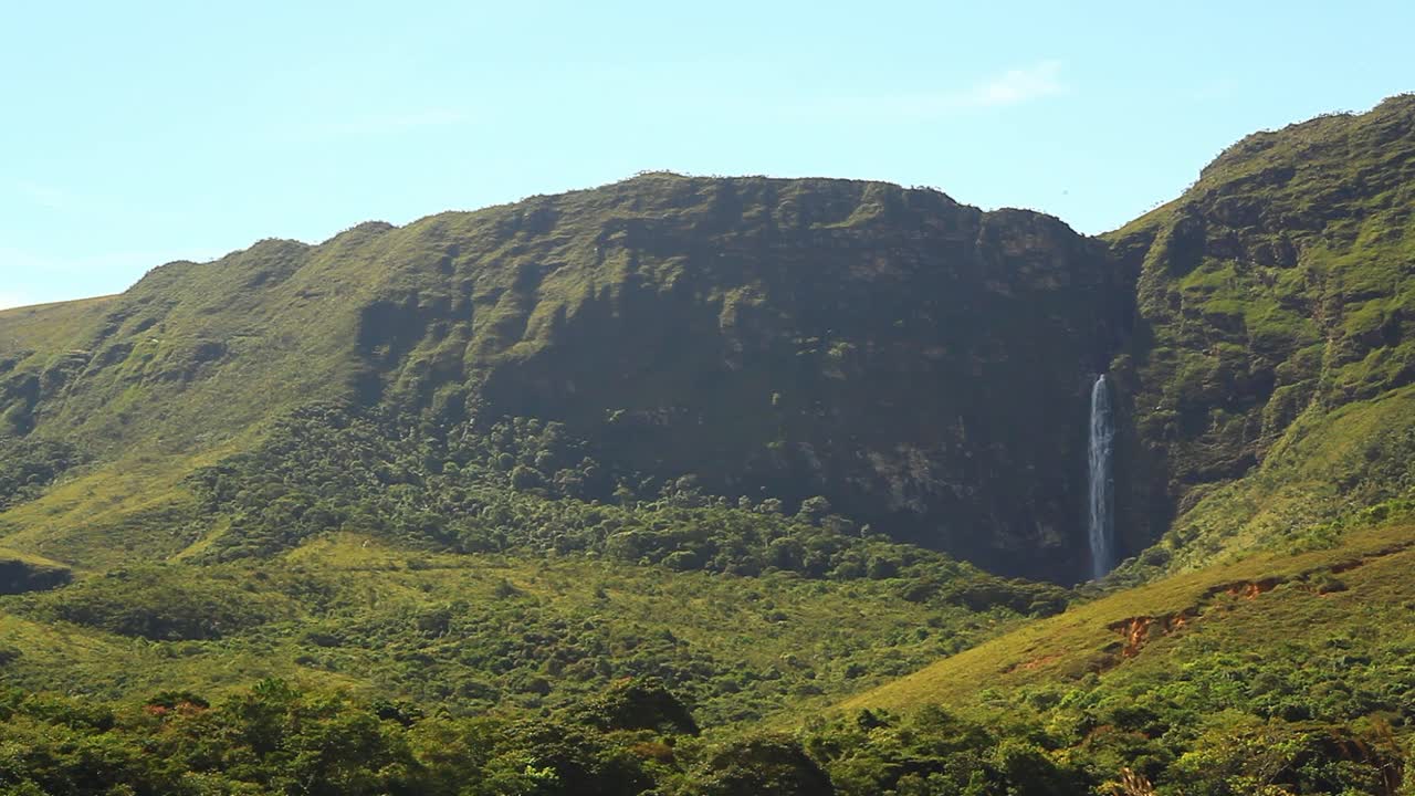 멀리 폭포가 있는 아름다운 녹색 절벽의 넓은 풍경
