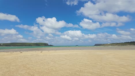 pan, de derecha a izquierda de la vista desde la bahía de daymer hacia hawkers cove, la playa de harbour cove y la playa de st george a marea baja