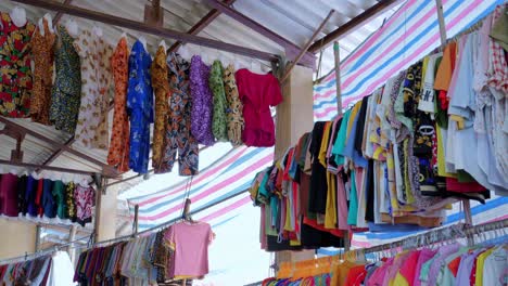 ropa turística de lujo colgada en una parada callejera en dong ba vietnam