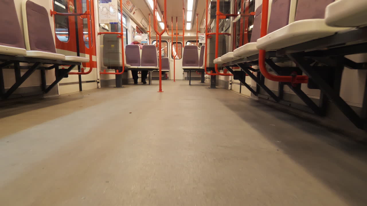 covid-19 바이러스 전염병 동안 빈 지하철 열차, 낮은 각도 슬로우 모션