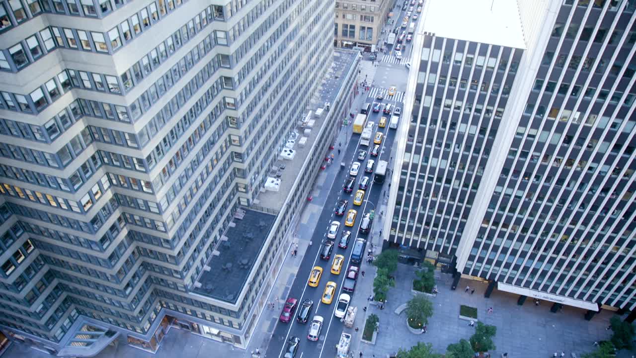 mirando hacia abajo el tráfico de la ciudad de nueva york parado durante el día