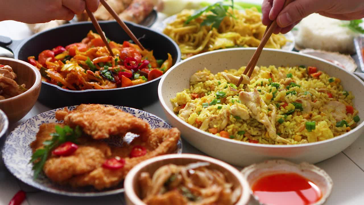 konsep makanan keluarga dengan piring makanan asia panci dan mangkuk penuh dengan hidangan oriental yang lezat