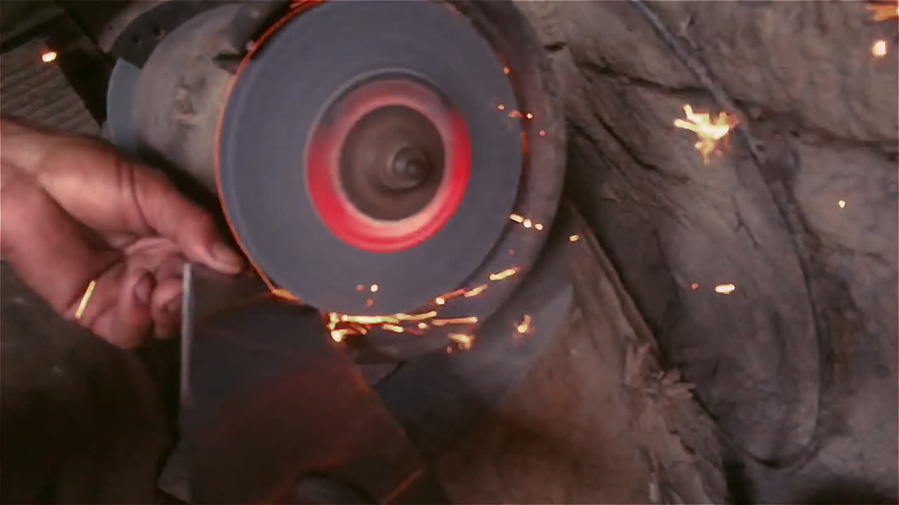 전기 그라인더-1로 낫의 칼날 갈기