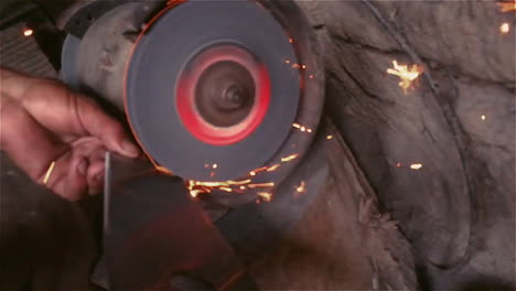 afilando la cuchilla para la guadaña con amoladora eléctrica-1
