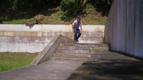 el patinador hace un truco épico en las escaleras