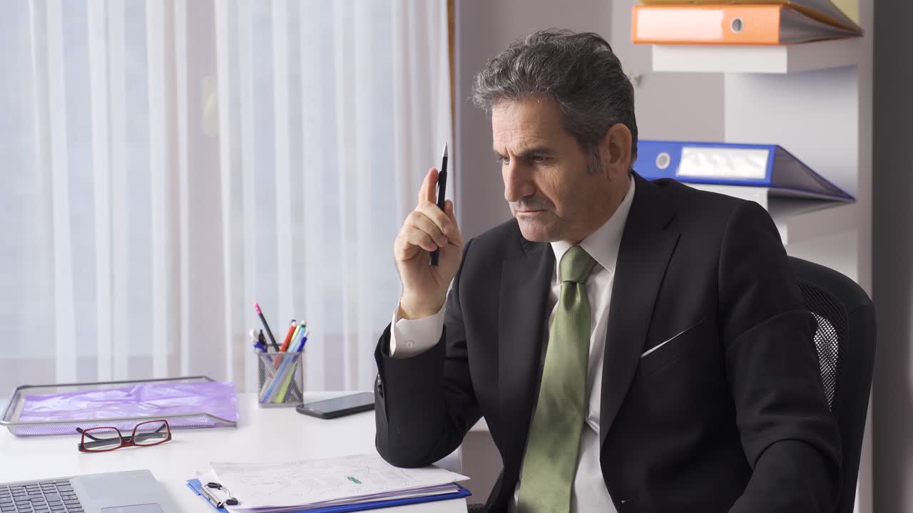 el hombre de negocios con sueños piensa en silencio para que suceda.