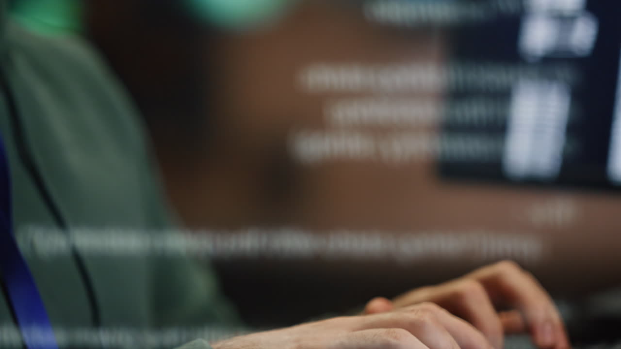 manos de programador escribiendo en el teclado computadora de trabajo en datos reflexión de primer plano