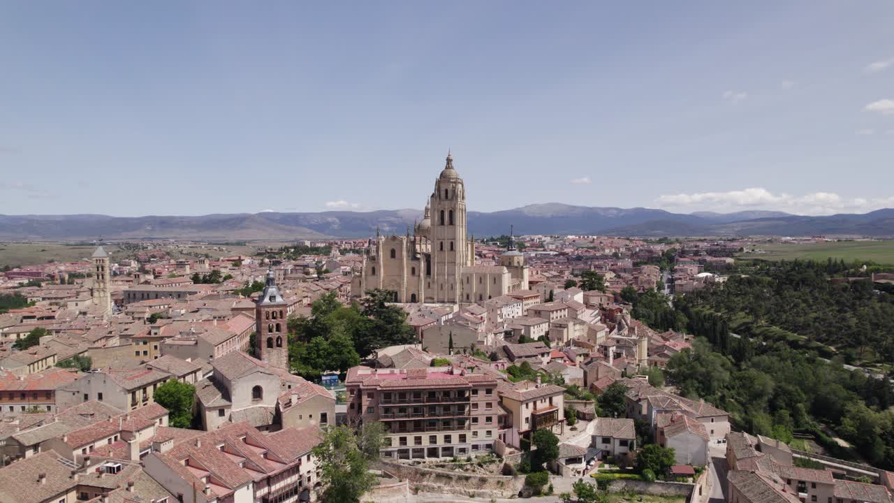 vista aérea en órbita de segovia catedral católica romana, plaza mayor paisaje urbano medieval escénico y horizonte de la montaña