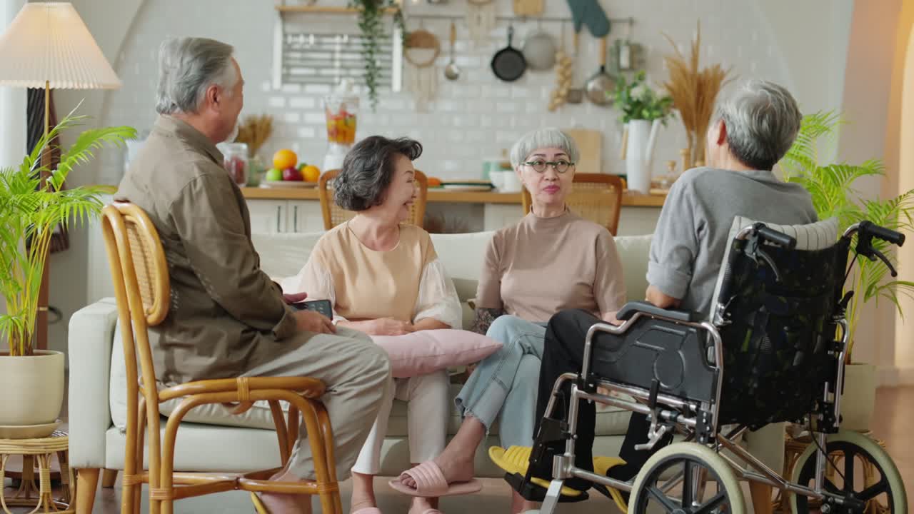 viejos amigos asiáticos ancianos personas jubiladas felicidad risa positiva sonrisa conversación juntos en la sala de estar en el hogar de ancianos ancianos participando en actividades grupales en la guardería de adultos