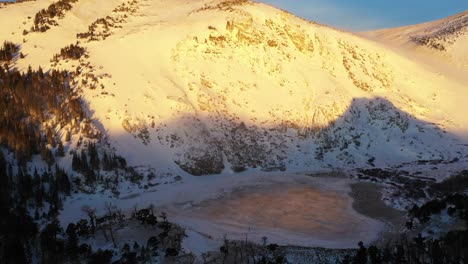 Vista-Aérea-Del-Paisaje-Nevado-De-Invierno,-Lago-Congelado-Y-St