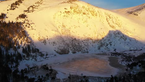 vista aérea del paisaje nevado de invierno, lago congelado y st