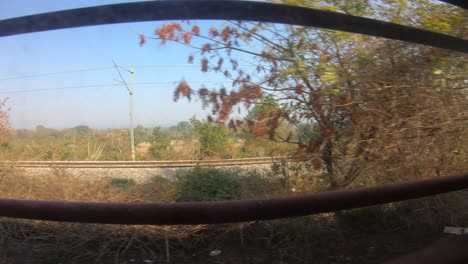 ventana del tren que se asoma al punto de vista durante un viaje en tren de larga distancia, ferrocarriles indios