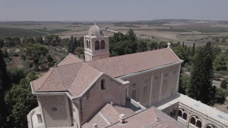 El-Campanario-Y-El-Jardín-Privado-Del-Monasterio-De-Los-Monjes-Silenciosos.