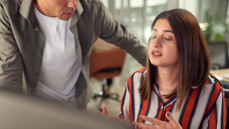 colegas de negocios que colaboran en la computadora