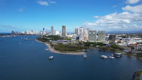 el puerto de la costa dorada y el parque del recinto marino en southport, queensland, australia