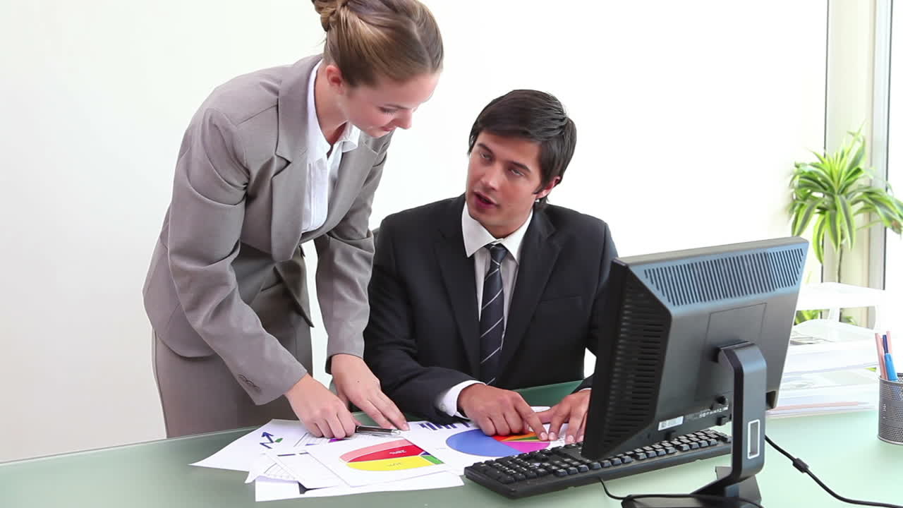 vídeo de empleados que trabajan en estadística