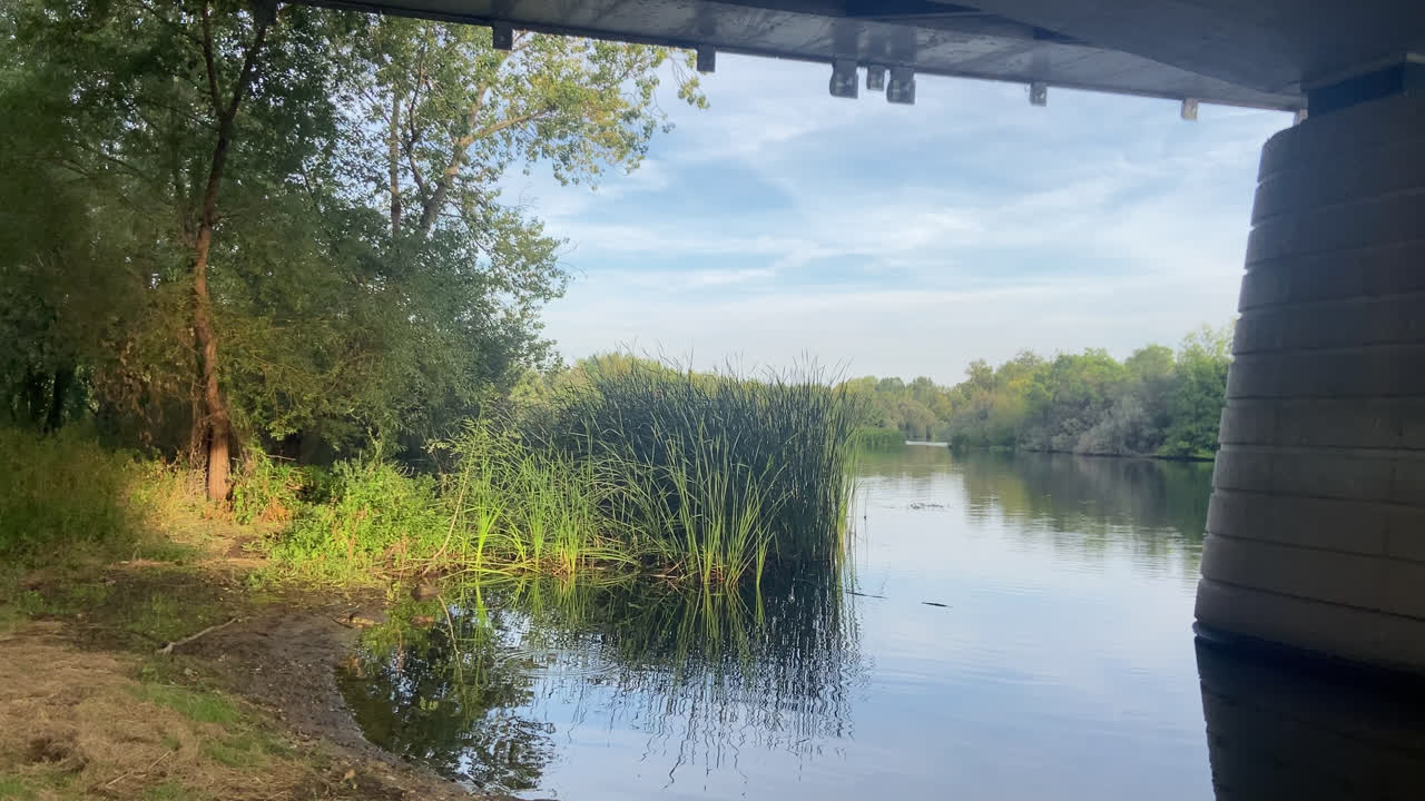 hermosa foto de un pequeño lago bajo un puente en la ciudad de salamanca, españa un día por la tarde