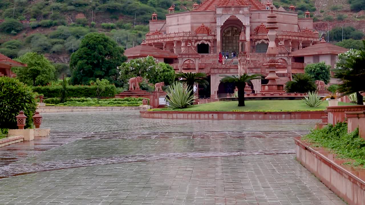 artístico templo jainista de piedra roja por la mañana desde un ángulo único el video se tomó en shri digamber jain gyanoday tirth kshetra, nareli jain mandir, ajmer, rajasthan, india un 19 de agosto de 2023.