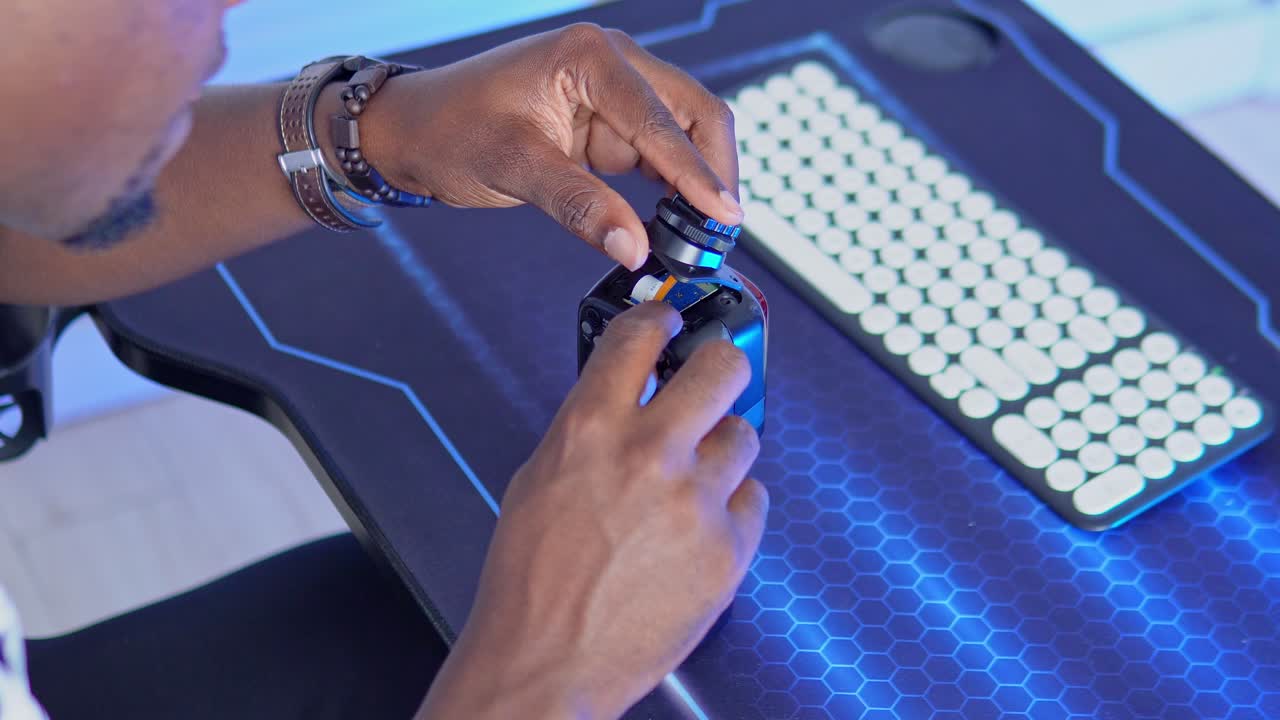 kamera flaşının alt tarafını tamir eden adam