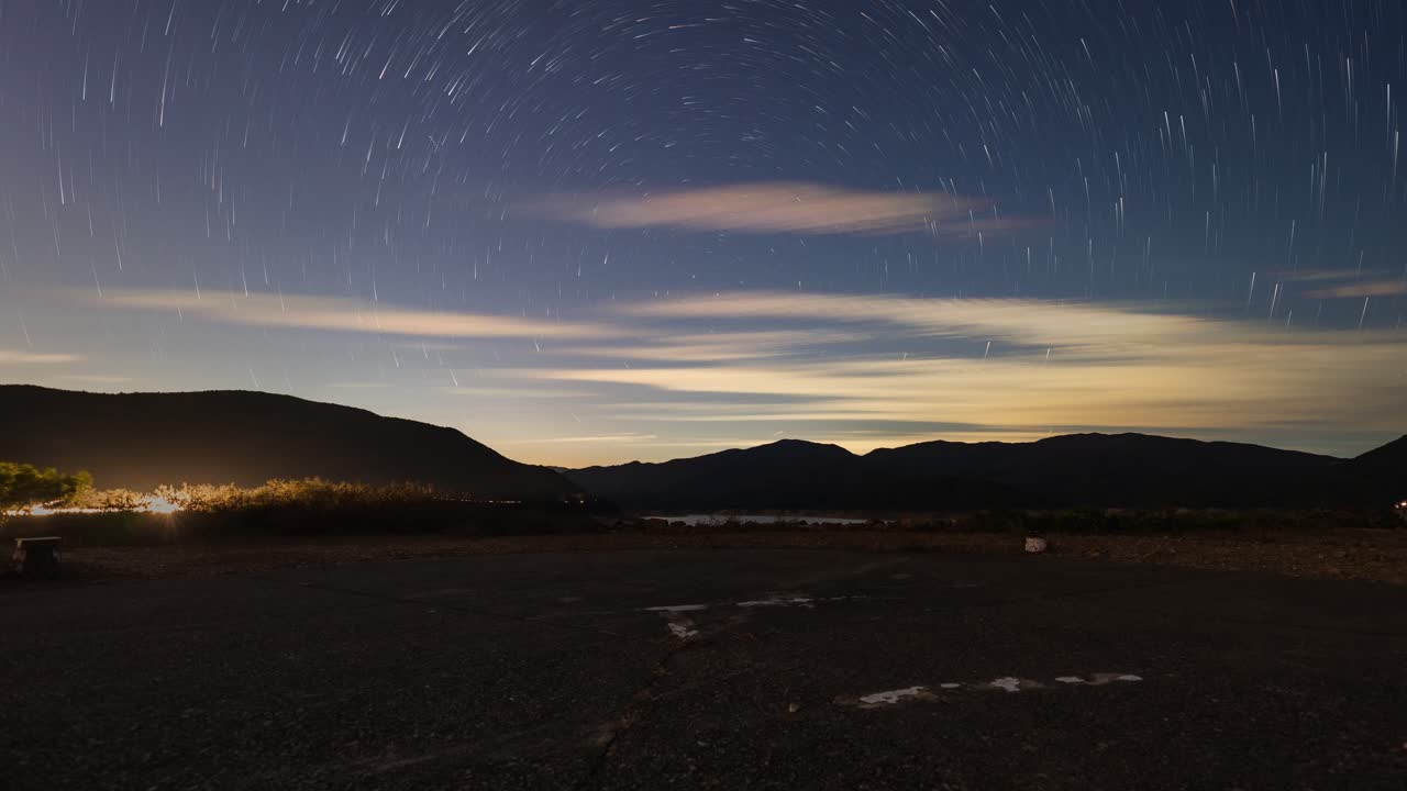 lapso de tiempo de cielo nocturno de nubes suaves y estrellas, presa del oeste de la isla alta sai kung hong kong