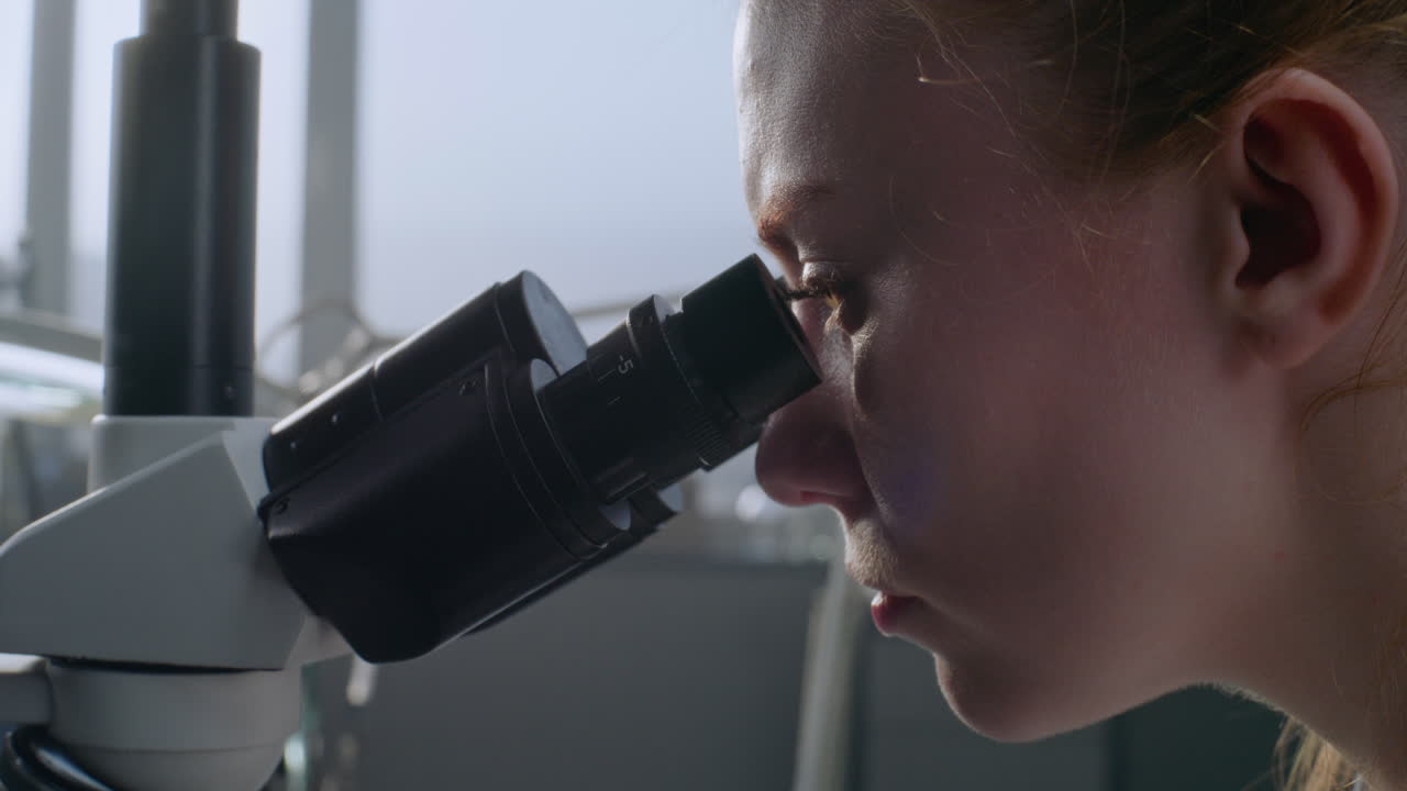 현미경을 사용하는 여성