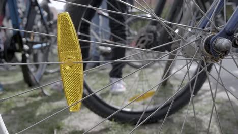 rueda de bicicleta con reflector de bicicleta amarillo