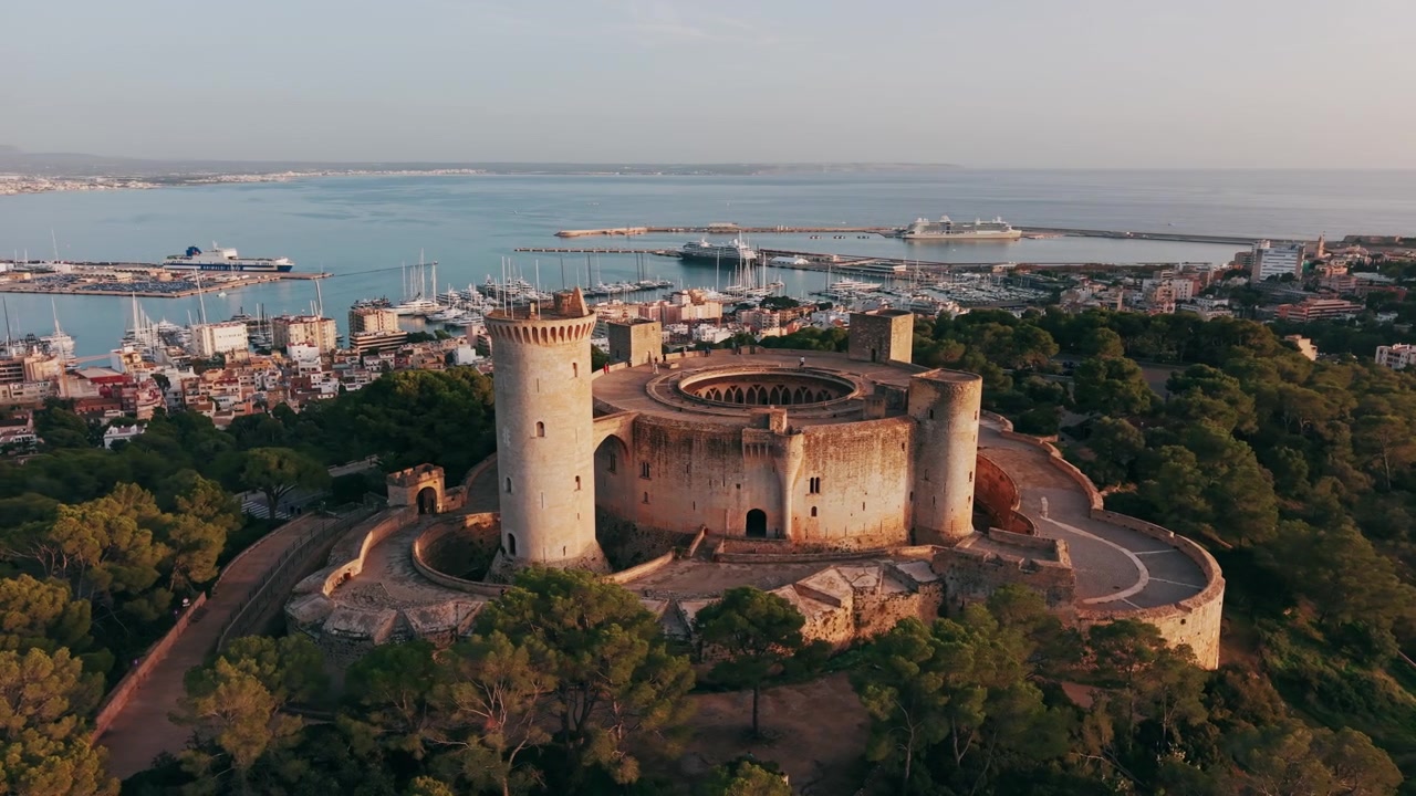 Vista aerea del Castello di Bellver a Palma di Maiorca al tramonto