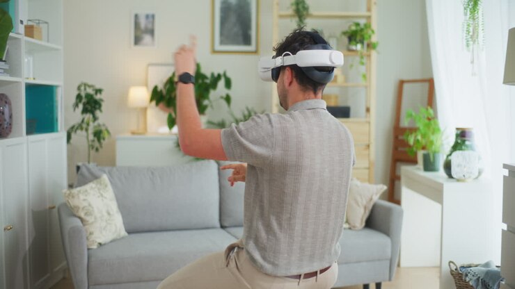 Uomo gestisce un'attività online in VR.