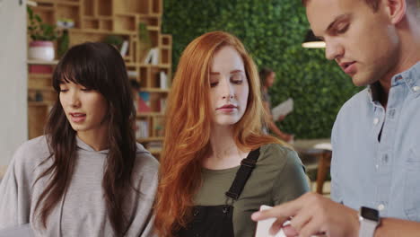 hombres, mujeres o colaboración trabajo en equipo en creatividad