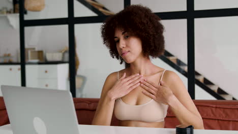mujer mirando la computadora portátil