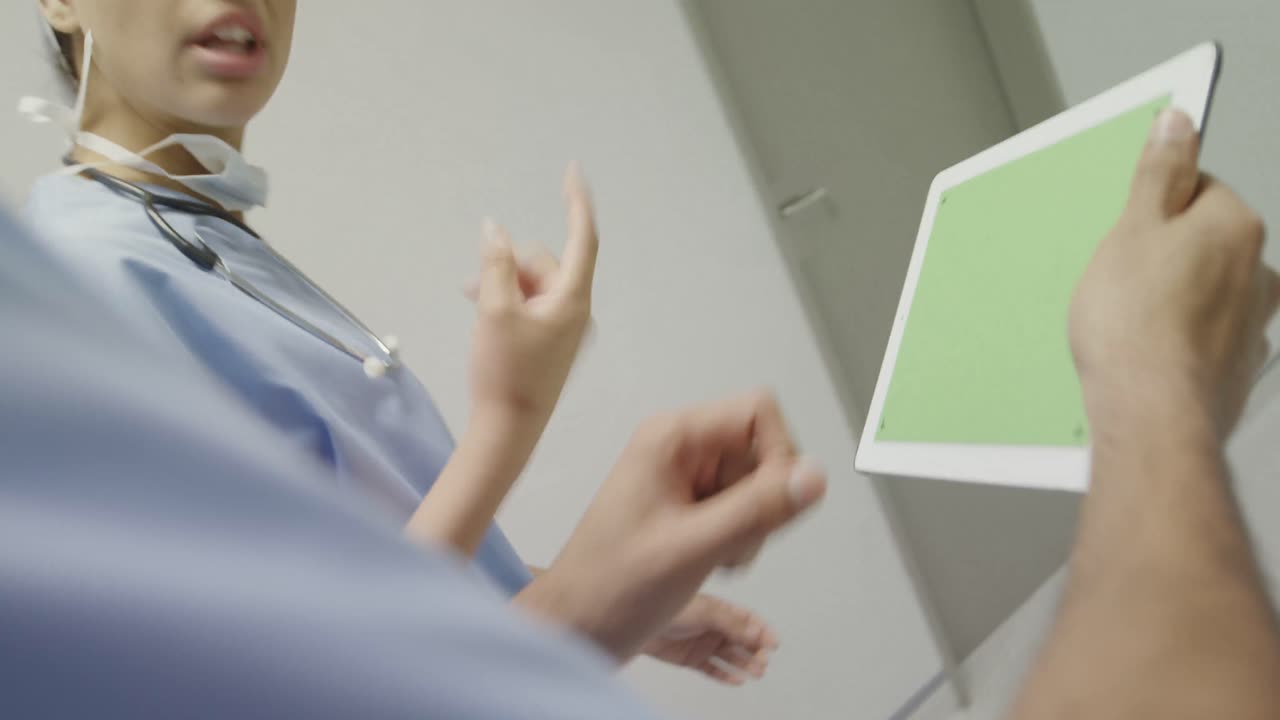 хирурги обсуждают через цифровой планшет