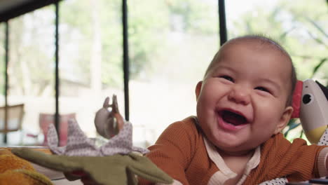 Bebé-Siendo-Lindo-Y-Sonriendo-Traviesamente