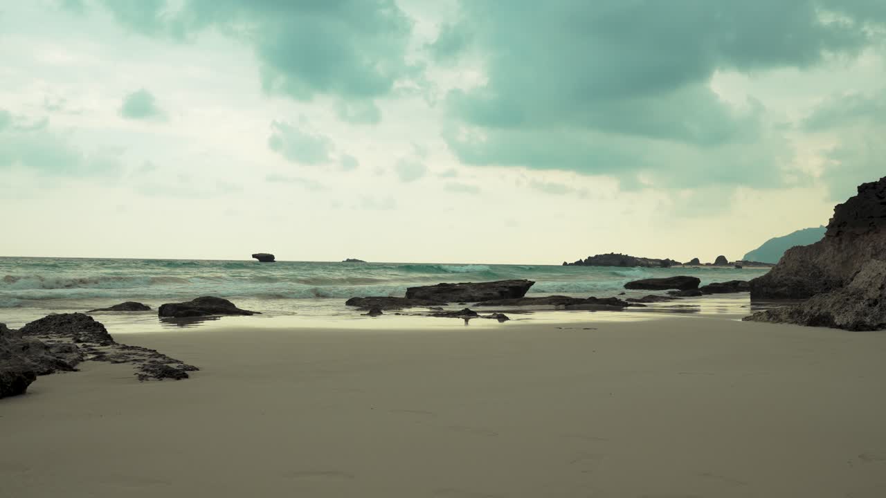 playa oculta de fazayah, omán sin gente en un día de mal humor y nublado en cámara lenta