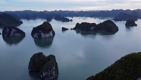 vista aérea inclinada hacia arriba sobre la majestuosa bahía de ha long rodeada de aguas tranquilas y tranquilas