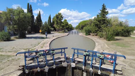 sistema de esclusa en el canal en el sur de francia.