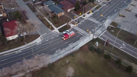 Luftaufnahme-Eines-Feuerwehrautos,-Das-Auf-Der-Straße-Reagiert-Und-Fährt