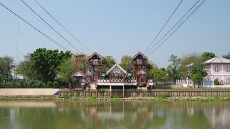 el teleférico se mueve a través de un tranquilo lago.