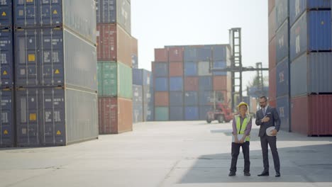 reunión y discusión entre el propietario de la empresa, el gerente o el inversor y el ingeniero sénior sobre el proceso de carga de carga, el proceso de envío o el sistema de mantenimiento del equipo de transporte en el patio de contenedores de carga.