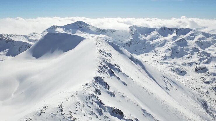 picos de montañas nevadas