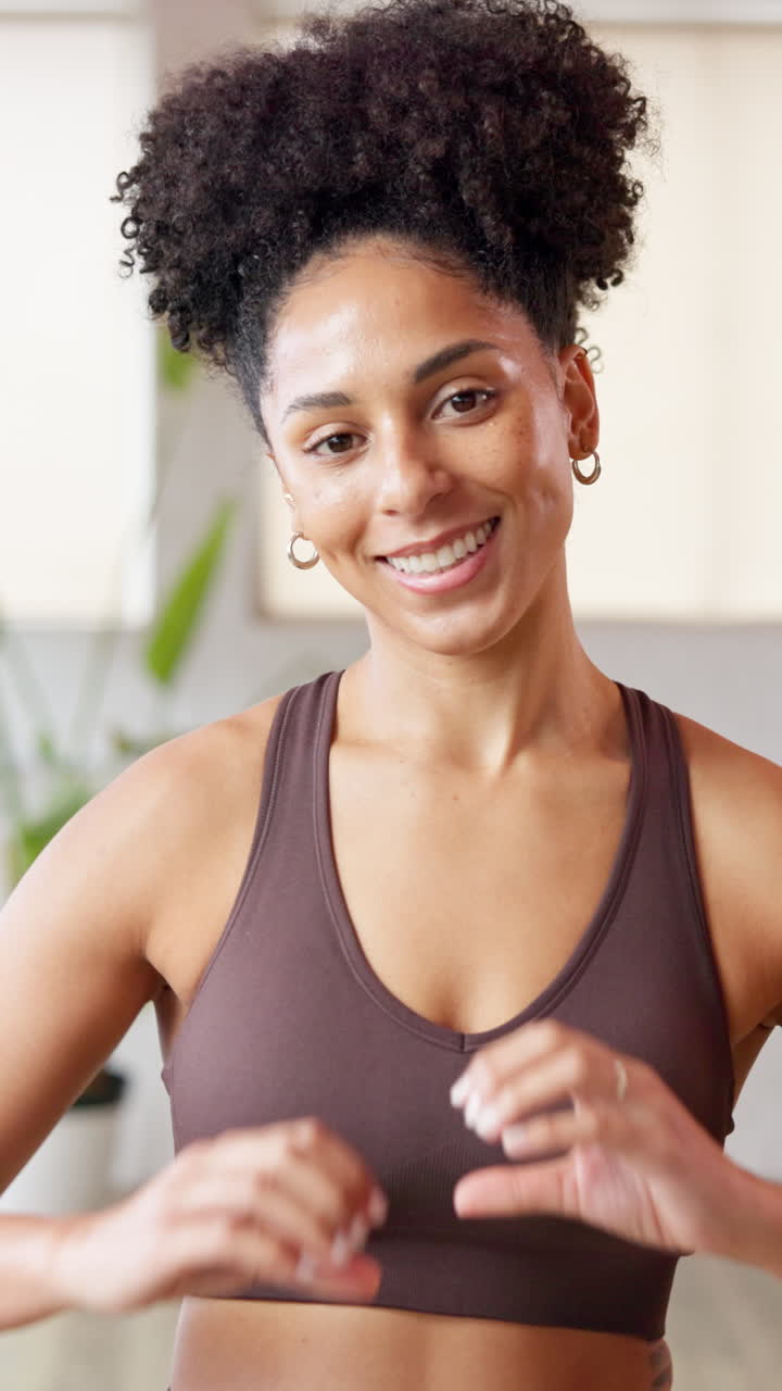 Retrato de uma mulher sorrindo fazendo um formato de coração