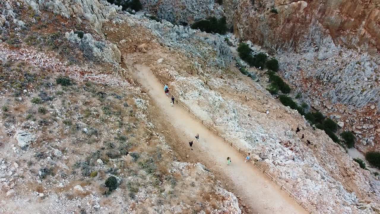 크레타 섬 의 바위 절벽 을 내려가는 포엘 길, 공중 사진