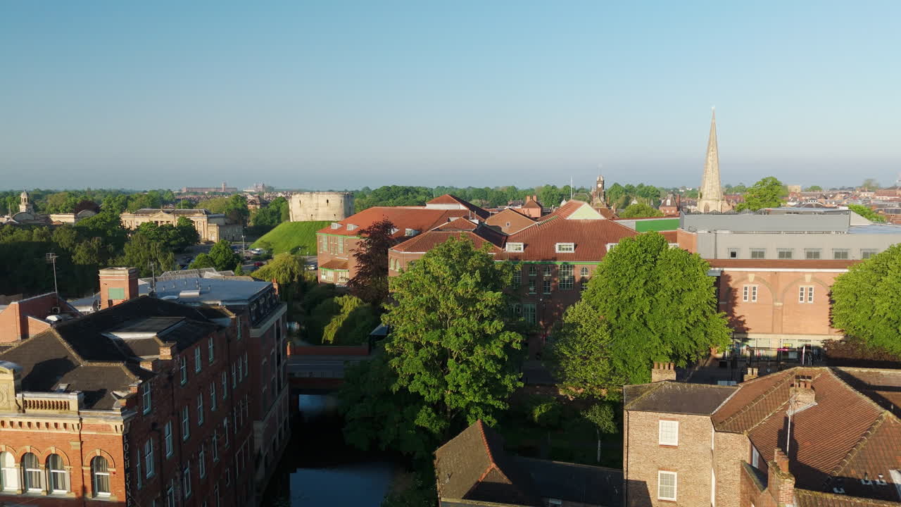 estableciendo el dron disparado sobre el río de la ciudad de york y la torre de clifford en el reino unido