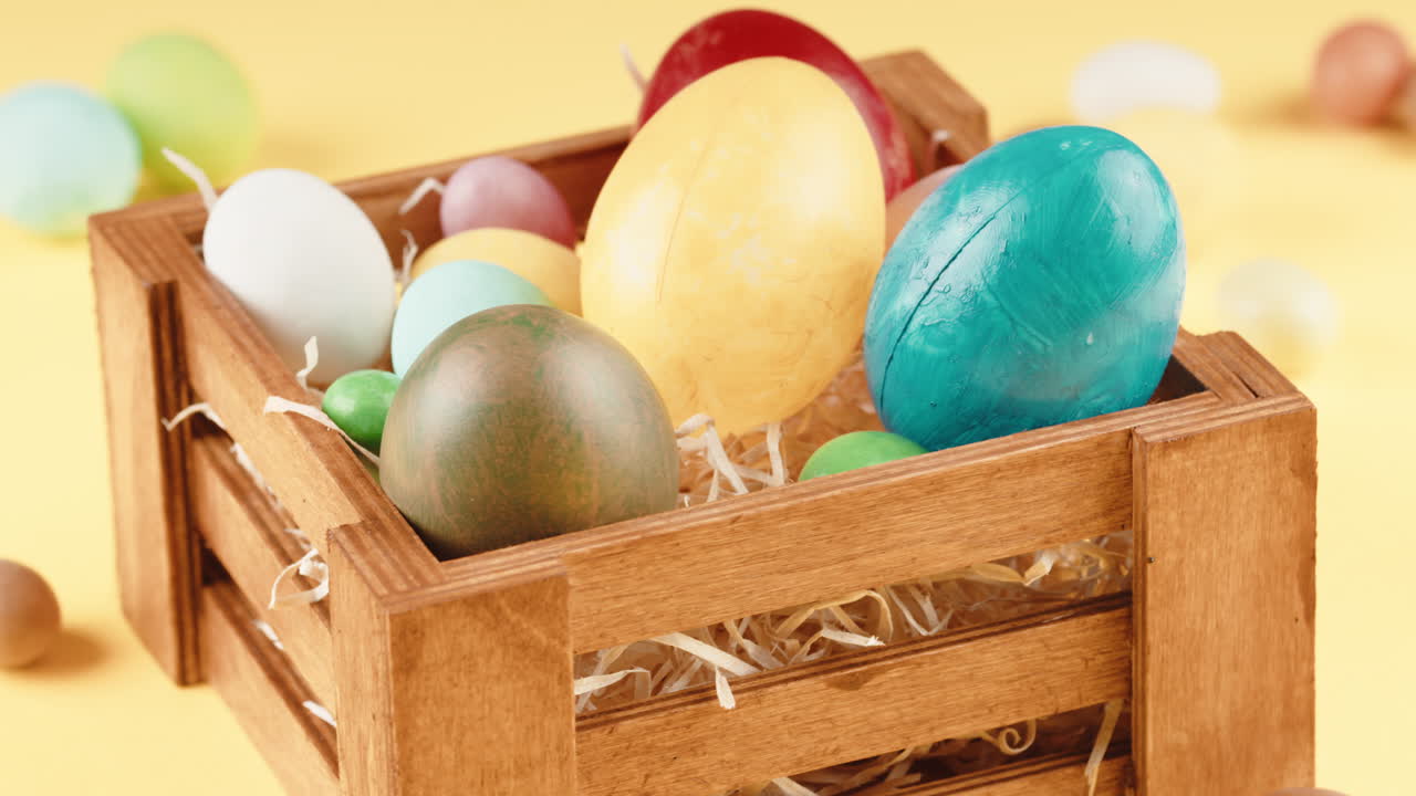 huevos de pascua coloreados en una caja