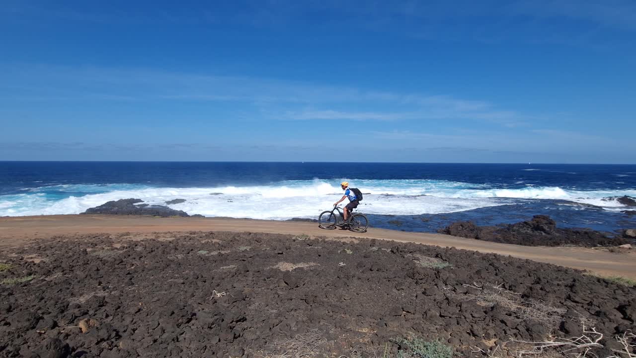 바다 절벽에서 란자로테 해안에서 자전거 타기