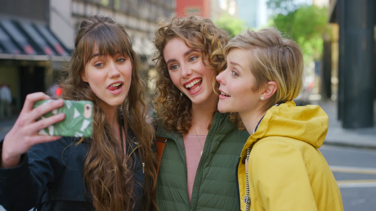 즐거운 친구 들 이 셀카 를 찍고 있다