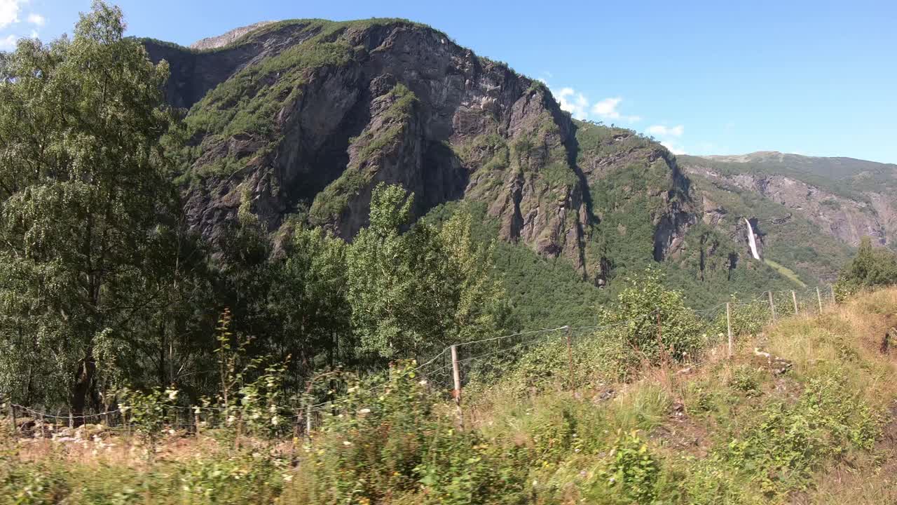 cascadas llenas de agua, montañas verdes en noruega
