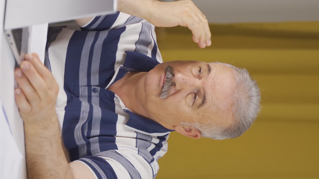 홈 오피스 근로자의 수직 비디오 노인은 피로가 있습니다.